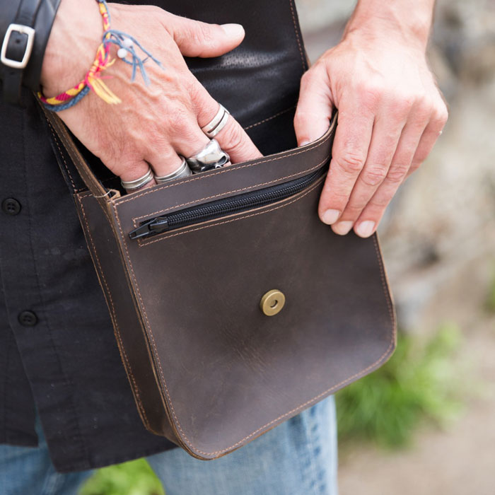 pochette sacoche en cuir marron de style urbain