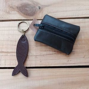 Visuel ensemble en cuir marron. Porte-monnaie et porte-clé poisson